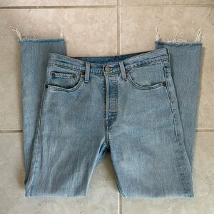 Levi’s light wash denim high rise raw hem 28